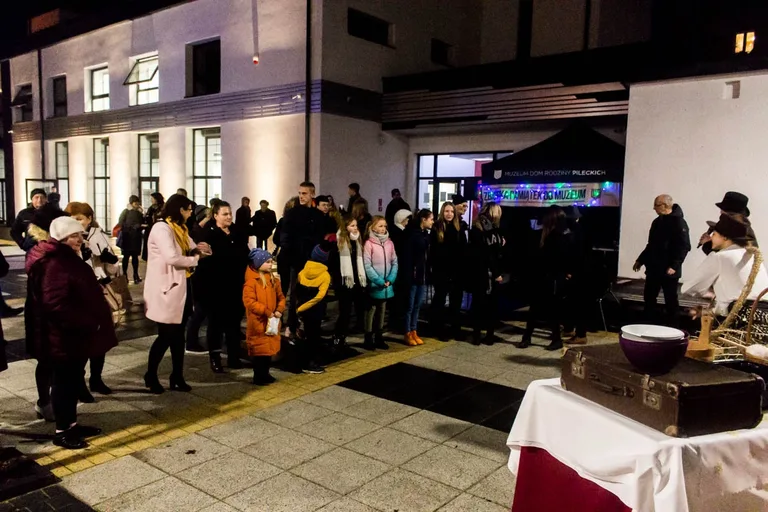 Happening Krakowskiego Teatru Ulicznego (zdjęcia, wideo)