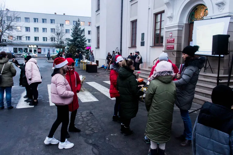 "Ulica świąteczna" przed miejskim ratuszem (zdjęcia)