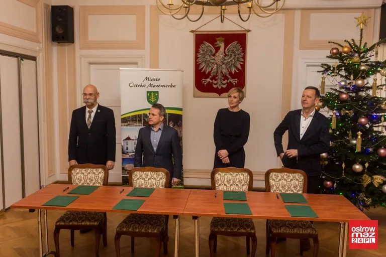 Podpisanie porozumień w sprawie kształcenia zawodowego w miejskim ratuszu (zdjęcia, wideo)