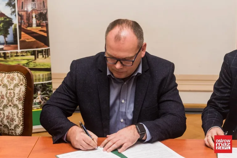 Podpisanie porozumień w sprawie kształcenia zawodowego w miejskim ratuszu (zdjęcia, wideo)