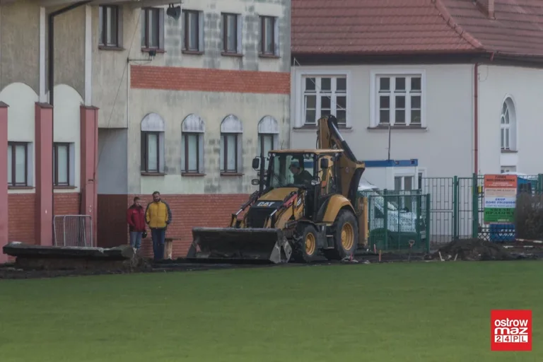 Trwa remont miejskiego stadionu (zdjęcia)
