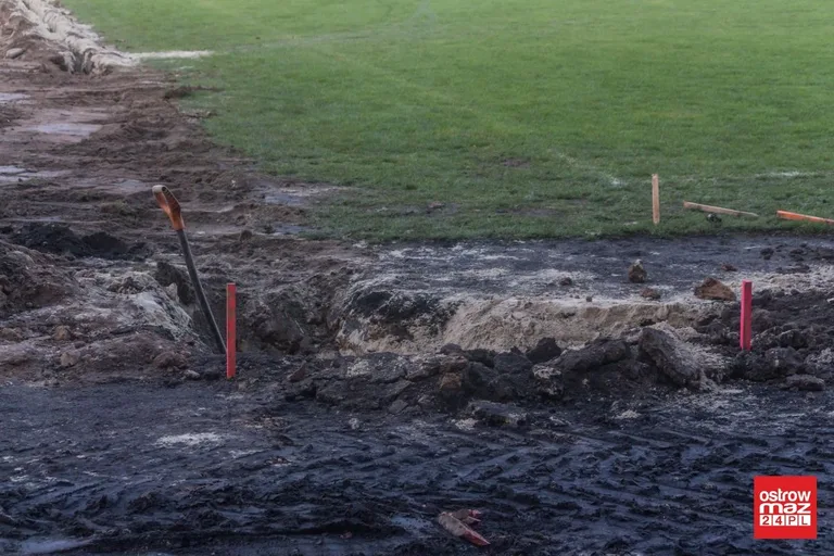Trwa remont miejskiego stadionu (zdjęcia)