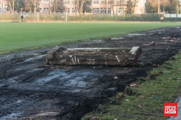 Trwa remont miejskiego stadionu (zdjęcia)