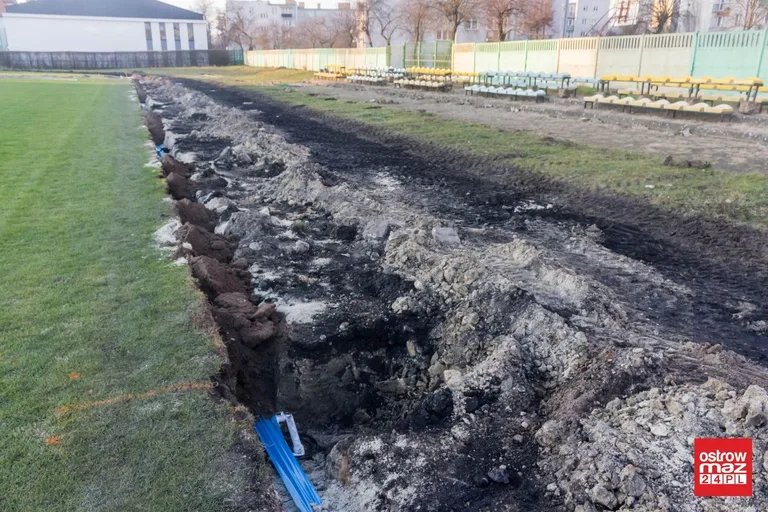 Trwa remont miejskiego stadionu (zdjęcia)