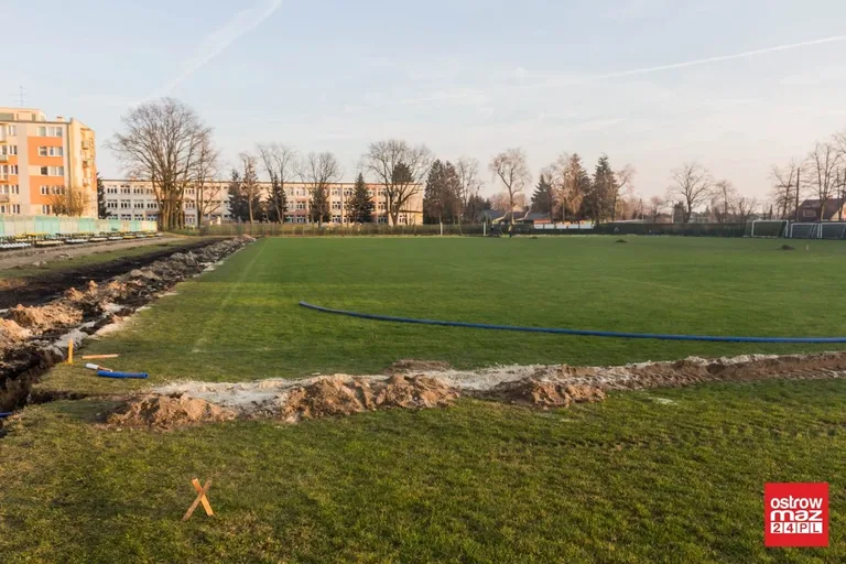 Trwa remont miejskiego stadionu (zdjęcia)