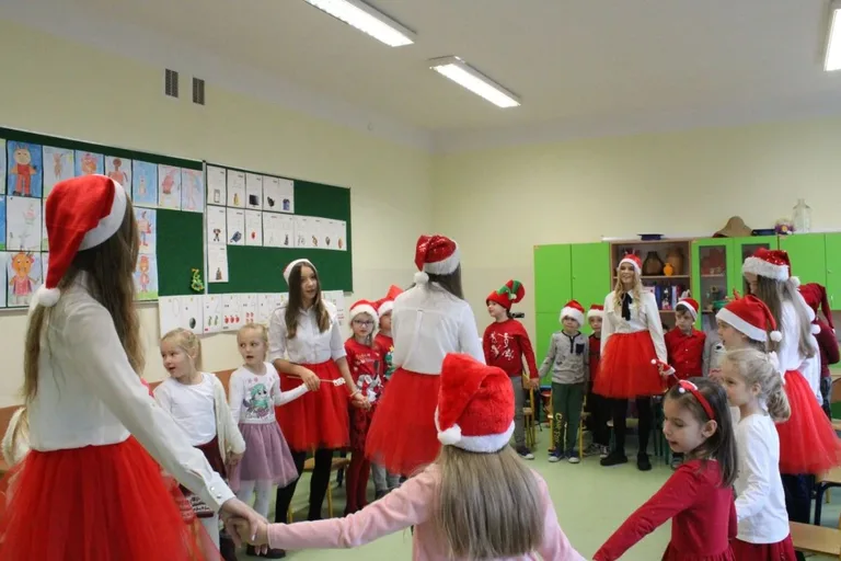 Mikołaj, elf i śnieżynki odwiedzili uczniów "jedynki" (zdjęcia)