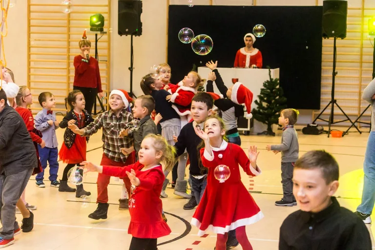 Spotkanie z Mikołajem dzieci z rodzin zastępczych (zdjęcia)