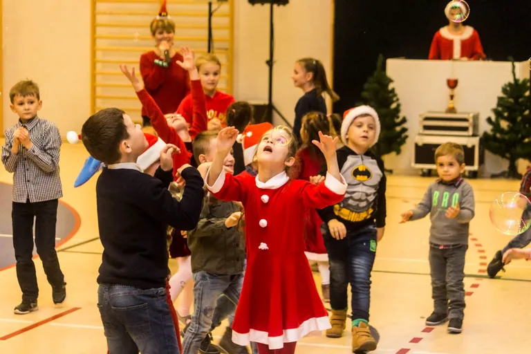 Spotkanie z Mikołajem dzieci z rodzin zastępczych (zdjęcia)