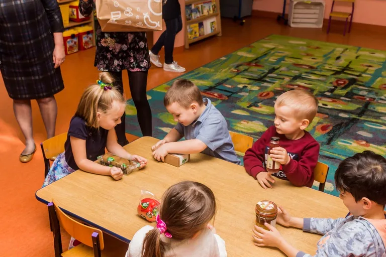 "Skąd się biorą produkty ekologiczne". Program edukacyjny w ostrowskim przedszkolu (zdjęcia)