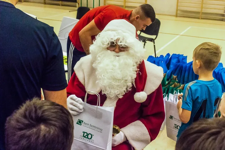 Mikołajki ostrowskiej Akademii Piłkarskiej (zdjęcia)