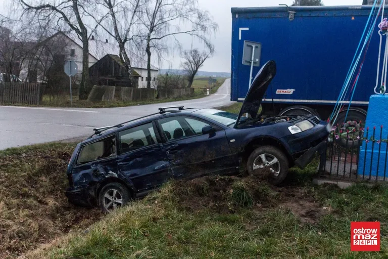 Osobówka w rowie po zderzeniu z ciężarówką (zdjęcia)