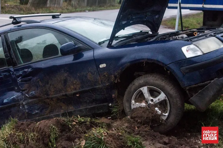 Osobówka w rowie po zderzeniu z ciężarówką (zdjęcia)