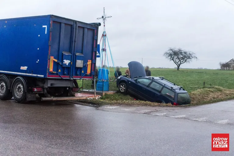 Osobówka w rowie po zderzeniu z ciężarówką (zdjęcia)