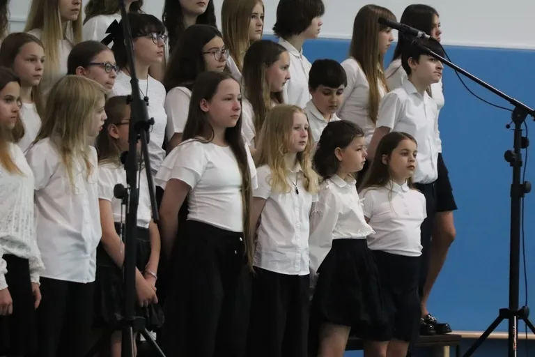 Ostatni raz w szkolnych ławkach. Ósmoklasiści z "Jedynki" pożegnali szkołę (zdjęcia)