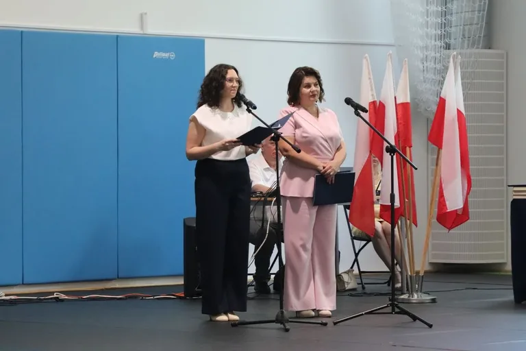 Ostatni raz w szkolnych ławkach. Ósmoklasiści z "Jedynki" pożegnali szkołę (zdjęcia)