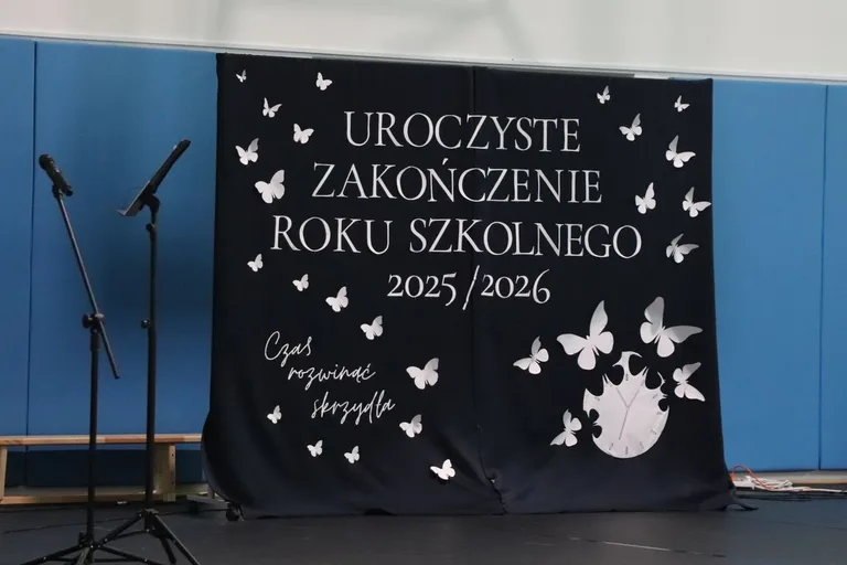 Ostatni raz w szkolnych ławkach. Ósmoklasiści z "Jedynki" pożegnali szkołę (zdjęcia)