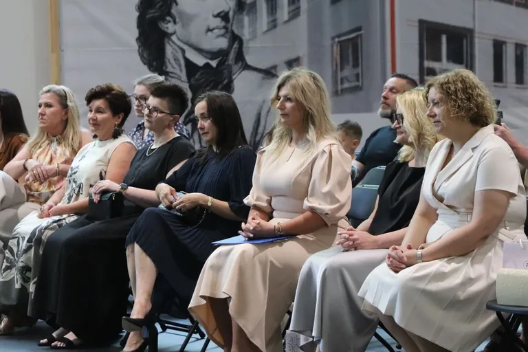 Ostatni raz w szkolnych ławkach. Ósmoklasiści z "Jedynki" pożegnali szkołę (zdjęcia)
