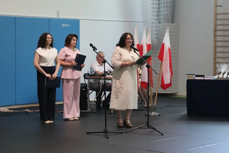 Ostatni raz w szkolnych ławkach. Ósmoklasiści z "Jedynki" pożegnali szkołę (zdjęcia)
