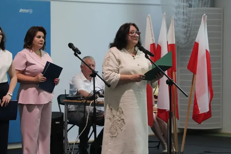 Ostatni raz w szkolnych ławkach. Ósmoklasiści z "Jedynki" pożegnali szkołę (zdjęcia)