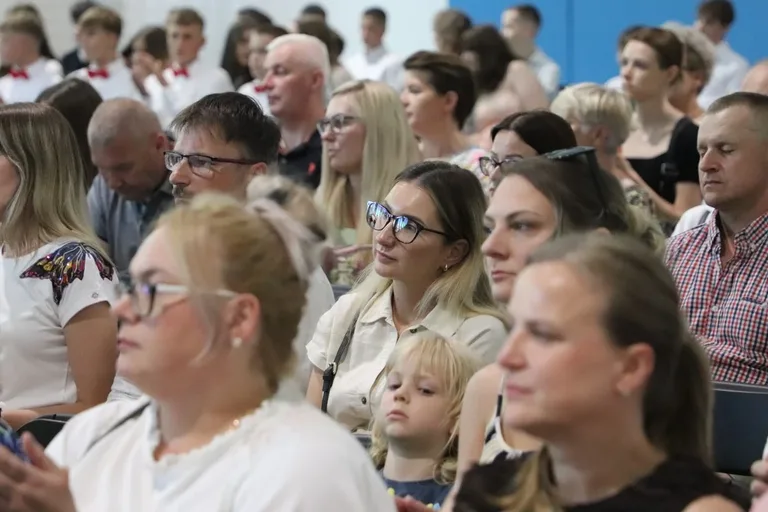 Ostatni raz w szkolnych ławkach. Ósmoklasiści z "Jedynki" pożegnali szkołę (zdjęcia)