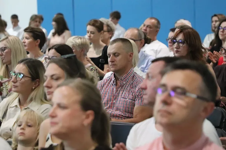 Ostatni raz w szkolnych ławkach. Ósmoklasiści z "Jedynki" pożegnali szkołę (zdjęcia)