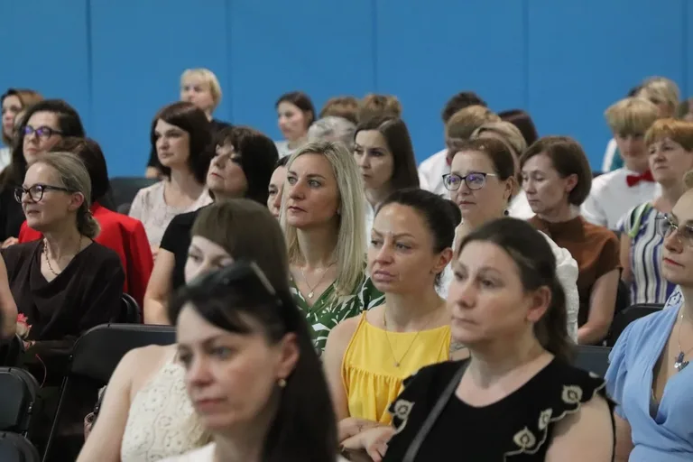 Ostatni raz w szkolnych ławkach. Ósmoklasiści z "Jedynki" pożegnali szkołę (zdjęcia)