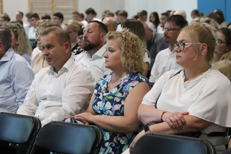Ostatni raz w szkolnych ławkach. Ósmoklasiści z "Jedynki" pożegnali szkołę (zdjęcia)