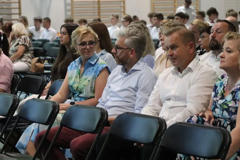 Ostatni raz w szkolnych ławkach. Ósmoklasiści z "Jedynki" pożegnali szkołę (zdjęcia)