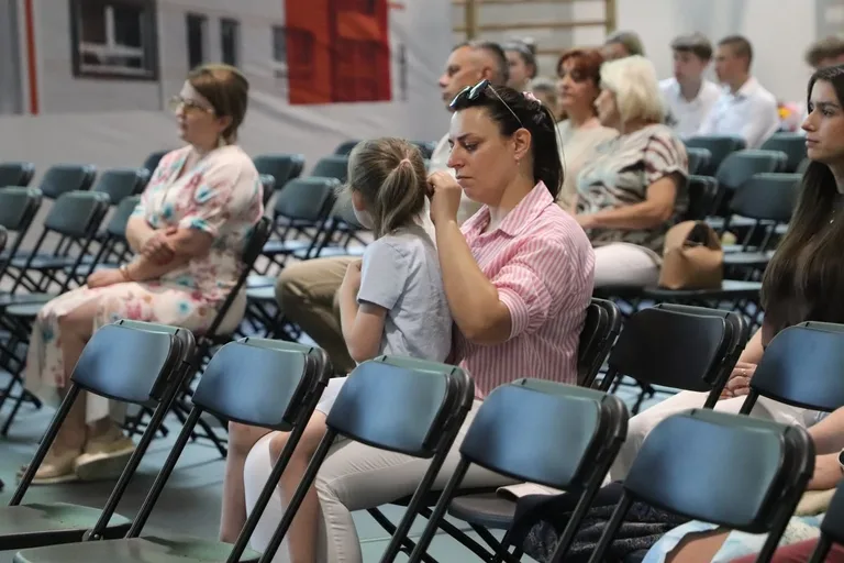 Ostatni raz w szkolnych ławkach. Ósmoklasiści z "Jedynki" pożegnali szkołę (zdjęcia)