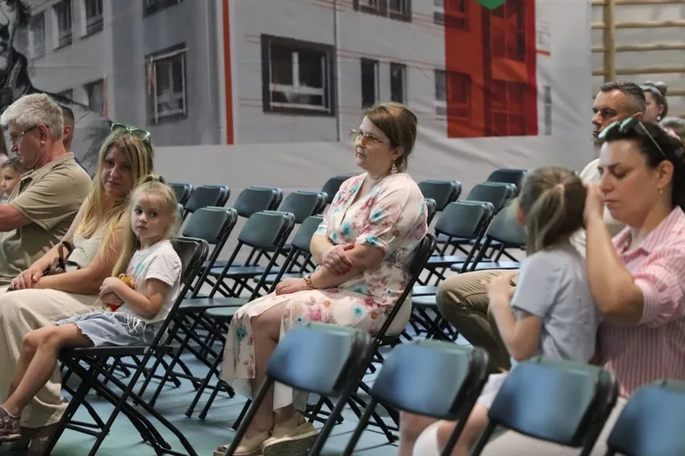 Ostatni raz w szkolnych ławkach. Ósmoklasiści z "Jedynki" pożegnali szkołę (zdjęcia)