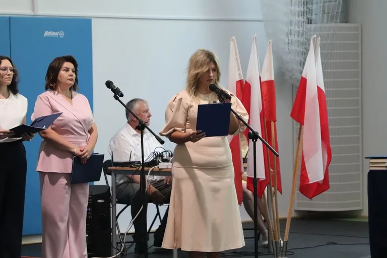 Ostatni raz w szkolnych ławkach. Ósmoklasiści z "Jedynki" pożegnali szkołę (zdjęcia)