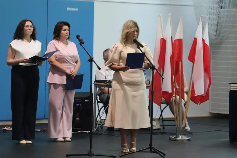 Ostatni raz w szkolnych ławkach. Ósmoklasiści z "Jedynki" pożegnali szkołę (zdjęcia)