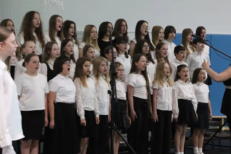 Ostatni raz w szkolnych ławkach. Ósmoklasiści z "Jedynki" pożegnali szkołę (zdjęcia)