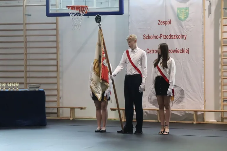 Ostatni raz w szkolnych ławkach. Ósmoklasiści z "Jedynki" pożegnali szkołę (zdjęcia)