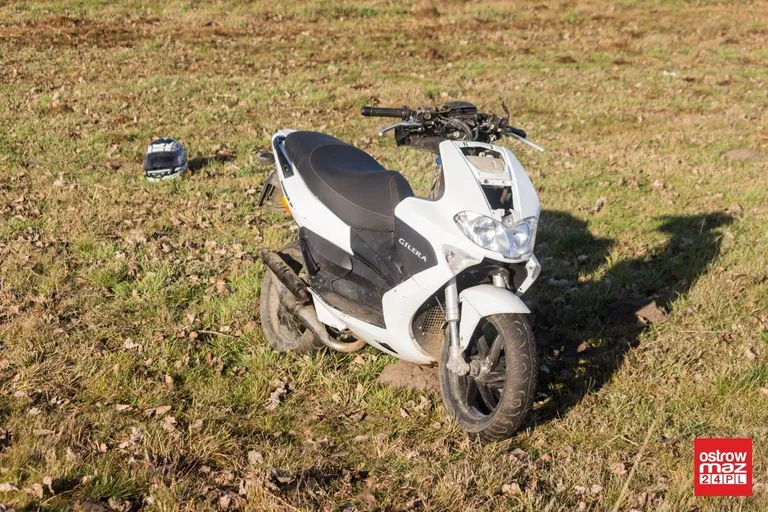 Zagapił się na gołębia, wjechał do rowu (zdjęcia)