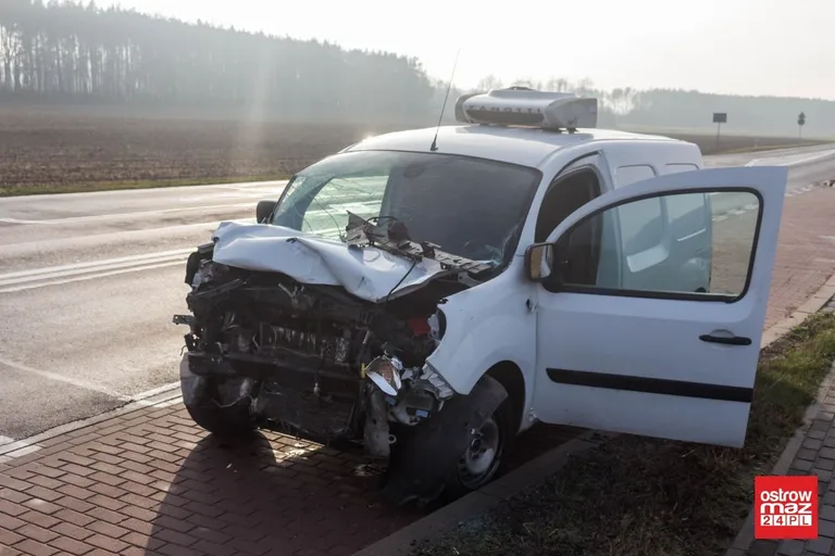 Wymuszenie pierwszeństwa na trasie Ostrów Mazowiecka - Łomża. Autobus szkolny zderzył się z osobówką (zdjęcia)