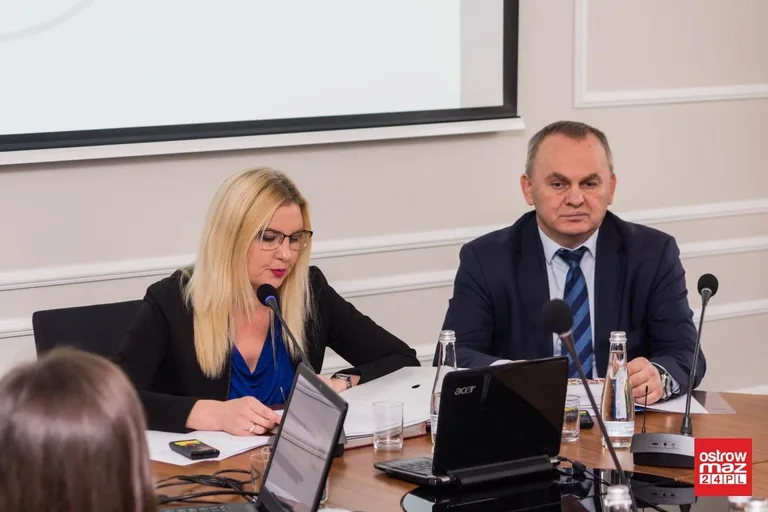 Sesja rady powiatu z żałobą w tle (zdjęcia, wideo)