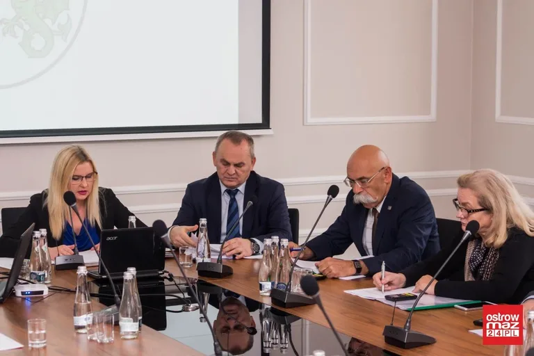 Sesja rady powiatu z żałobą w tle (zdjęcia, wideo)
