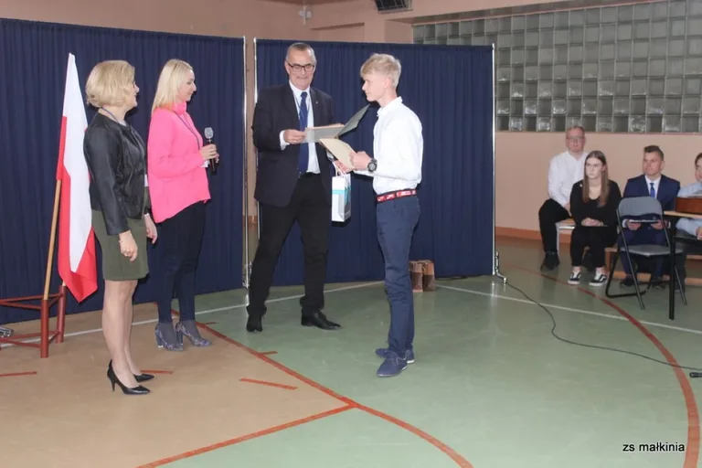 Święto niepodległości w małkińskim Staszicu (zdjęcia)