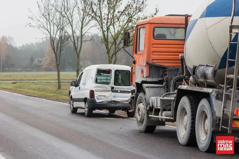 Zderzenie mana z citroenem na trasie Ostrów Mazowiecka - Małkinia Górna (zdjęcia)