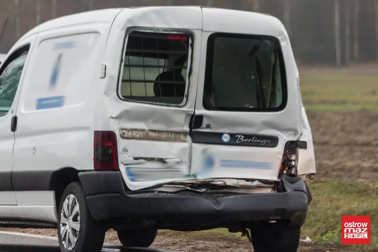 Zderzenie mana z citroenem na trasie Ostrów Mazowiecka - Małkinia Górna (zdjęcia)