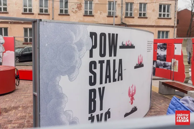 Otwarcie wystawy pt. "Powstała by żyć" (zdjęcia)