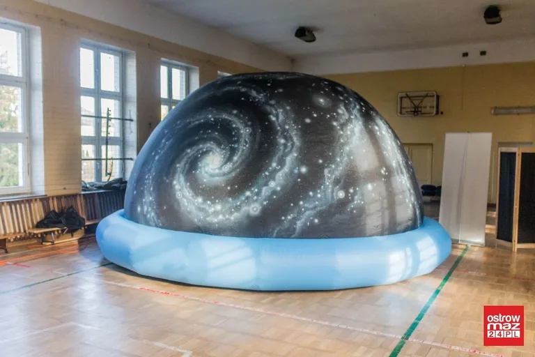Dzieci poznały znane gwiazdozbiory w mobilnym planetarium (zdjęcia)