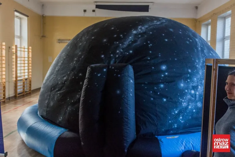 Dzieci poznały znane gwiazdozbiory w mobilnym planetarium (zdjęcia)
