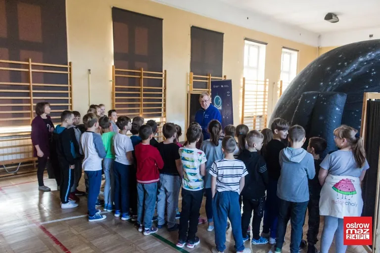 Dzieci poznały znane gwiazdozbiory w mobilnym planetarium (zdjęcia)