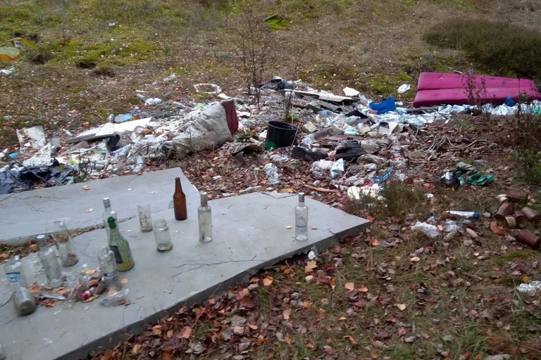 Skrzynka skarg: Pobojowisko w gminie Ostrów Mazowiecka (zdjęcia)