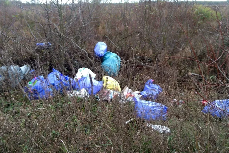 Skrzynka skarg: Pobojowisko w gminie Ostrów Mazowiecka (zdjęcia)