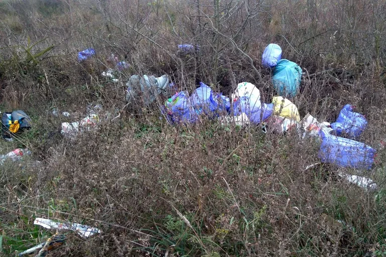 Skrzynka skarg: Pobojowisko w gminie Ostrów Mazowiecka (zdjęcia)