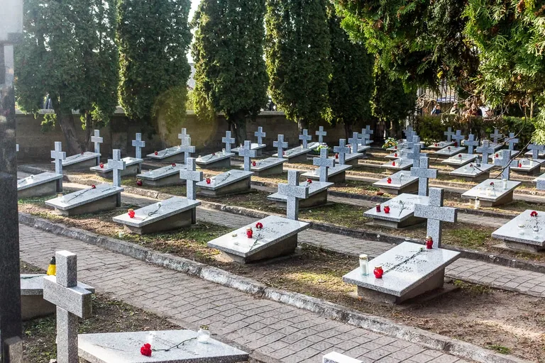 Wierni ruszyli z procesją na groby swoich najbliższych