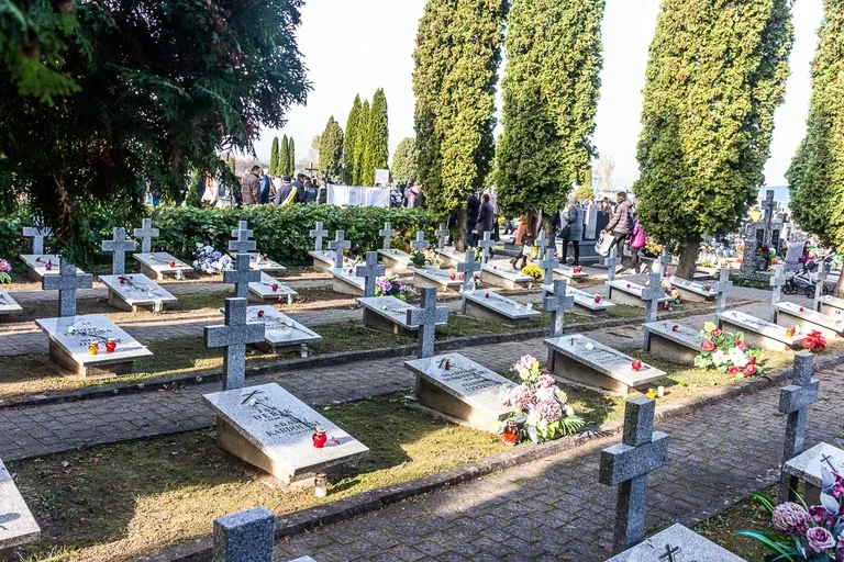 Wierni ruszyli z procesją na groby swoich najbliższych